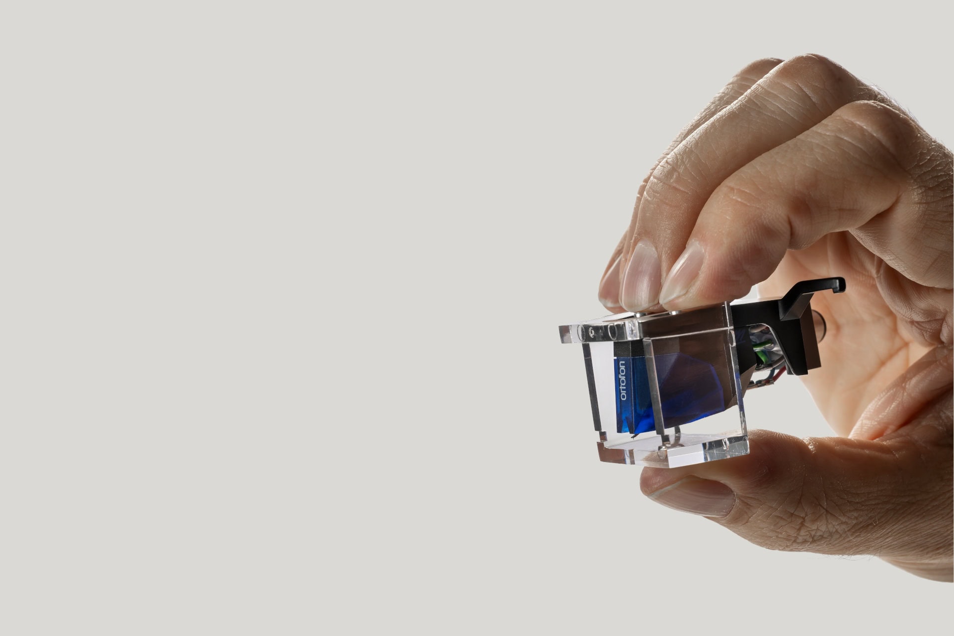 Dual Tonabnehmer-Einstelllehre mit eingesetztem Ortofon 2M Blue Tonabnehmer in einer Hand.